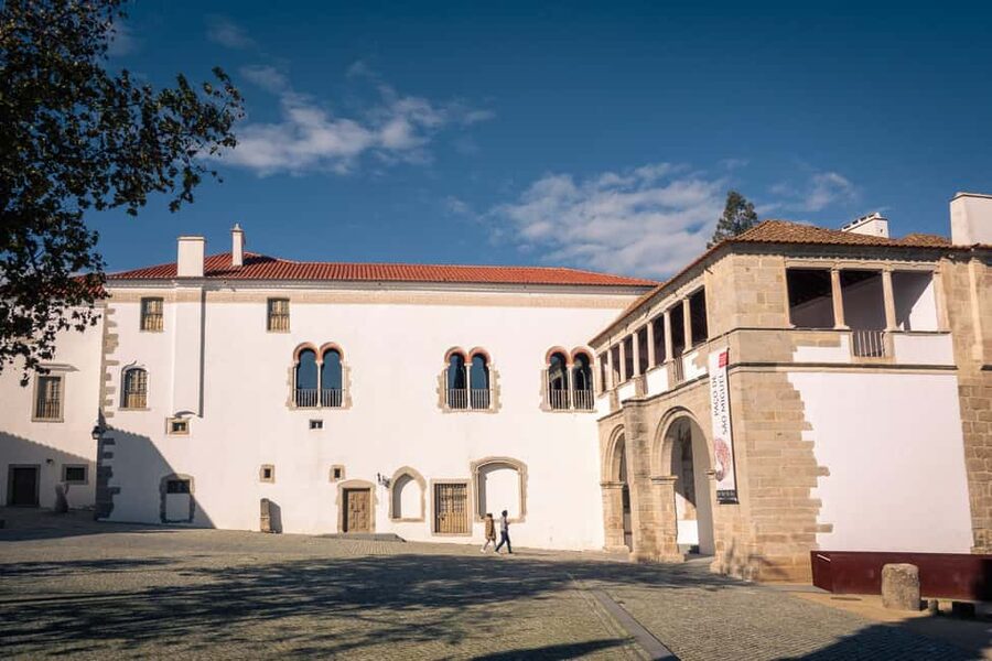 Évora: Private & Flexible Walking Tour in Historic Center - The cathedral, Roman Temple, and Church of Loíos