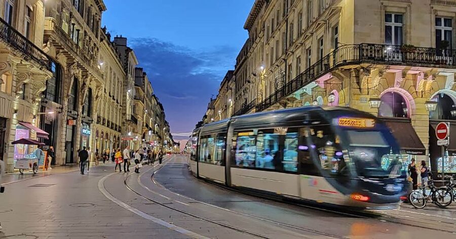 Exclusive! Bordeaux: Nighttime Highlights Walking Tour - The cannelé stop