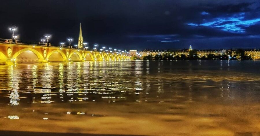 Exclusive! Bordeaux: Nighttime Highlights Walking Tour - Practical advice before you meet the guide