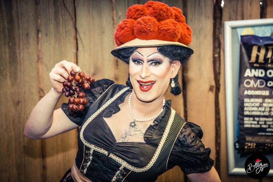 Freiburg: Drag Queen Show Walk with Betty BBQ - Freiburg sightseeing with Betty BBQ at the center