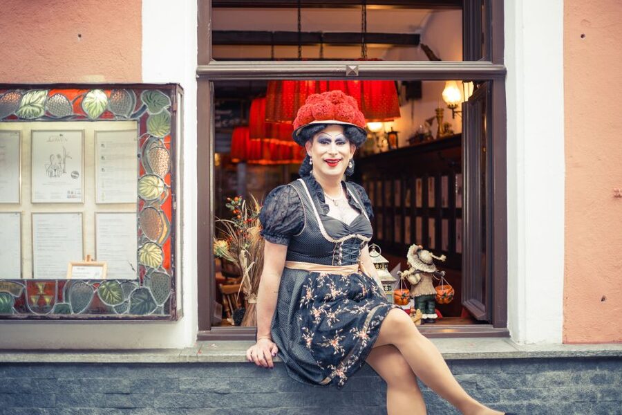 Freiburg: Drag Queen Show Walk with Betty BBQ - Meeting at Franziskanerstraße 11