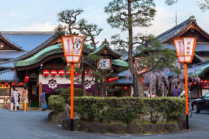 Gion Walking Tour by Night - Why Gion works best after sunset