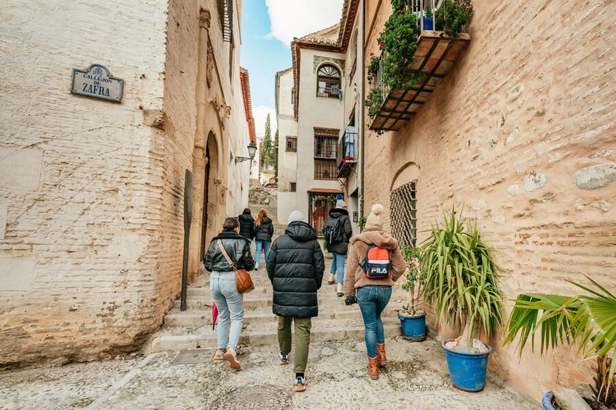 Granada: Albaicín and Sacromonte Guided Sunset Walking Tour - The Mayor Mosque and Granada’s continuing Islamic links