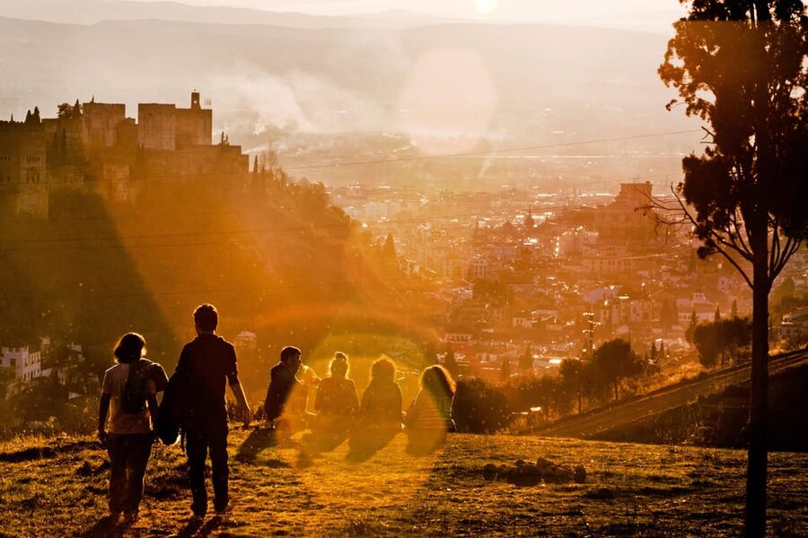 Granada: Albaicín and Sacromonte Guided Sunset Walking Tour - The guide makes the difference