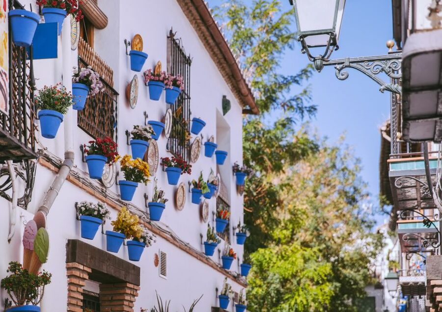 Granada: Albaicín and Sacromonte Walking Tour - Entering Sacromonte and its cave homes