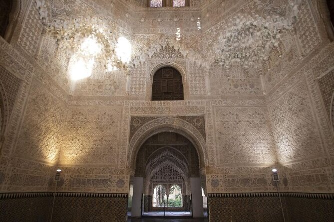 Guided Walking Tour of the Alhambra in Granada - The guide and the group experience