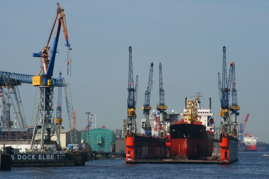 Hamburg: Guided Port Walk for Families - The practical call
