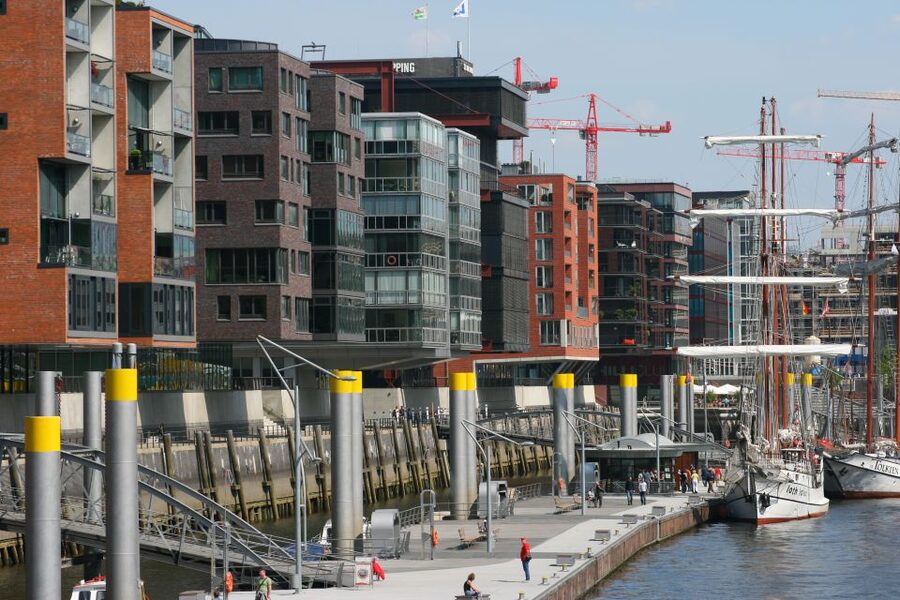 Hamburg: Guided Port Walk for Families - Speicherstadt explains the port through canals and spices