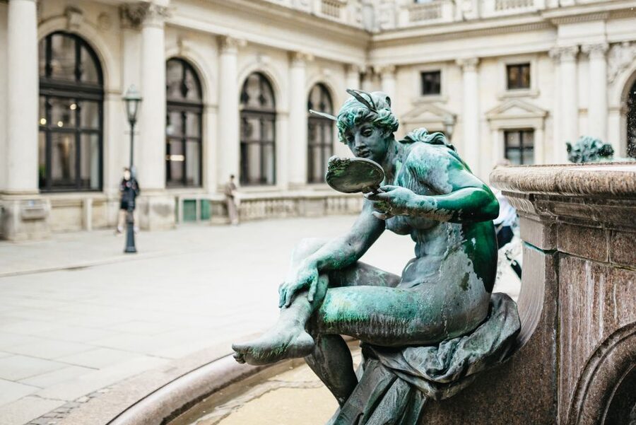 Hamburg: Guided Walking Tour for Magic Fans - Mönckebergstraße and Domplatz add the city’s everyday rhythm