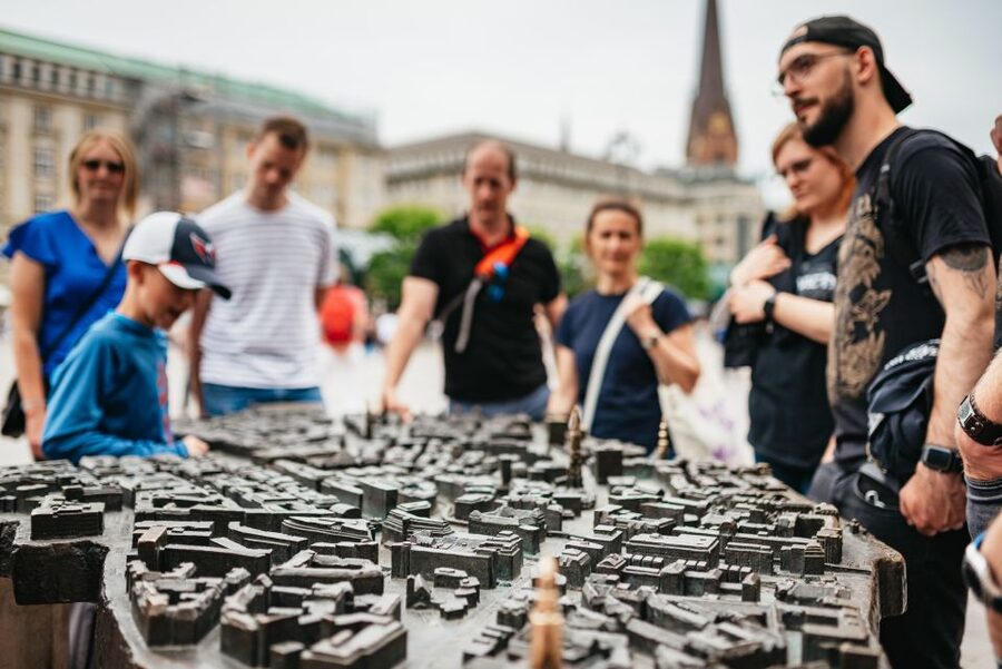 Hamburg: Guided Walking Tour for Magic Fans - Deichstraße brings you to Hamburg’s oldest Old Town street