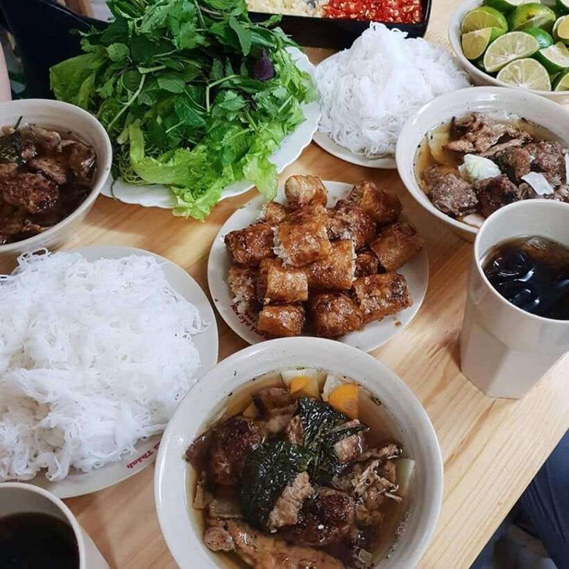 Hanoi: Michelin Guide Street Food Walking Tour - First stop: dry chicken pho after 30 years