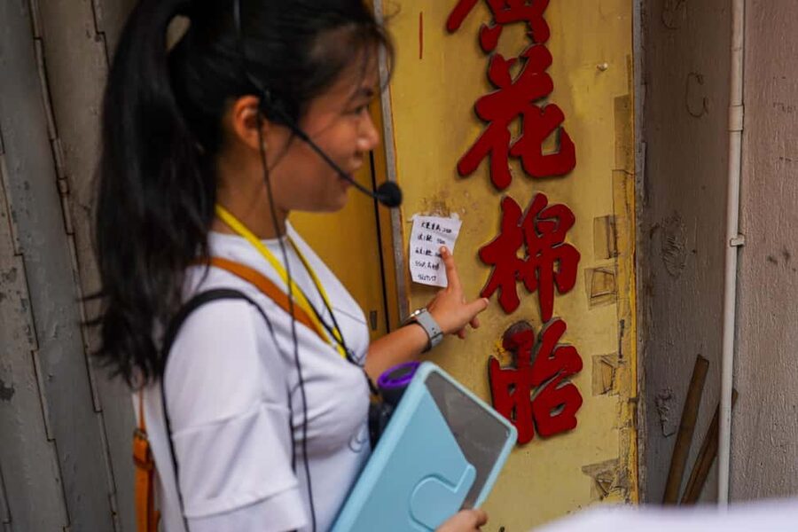 Hong Kong: Dark Side of Hong Kong Caged Homes Walking Tour - What the guides do well