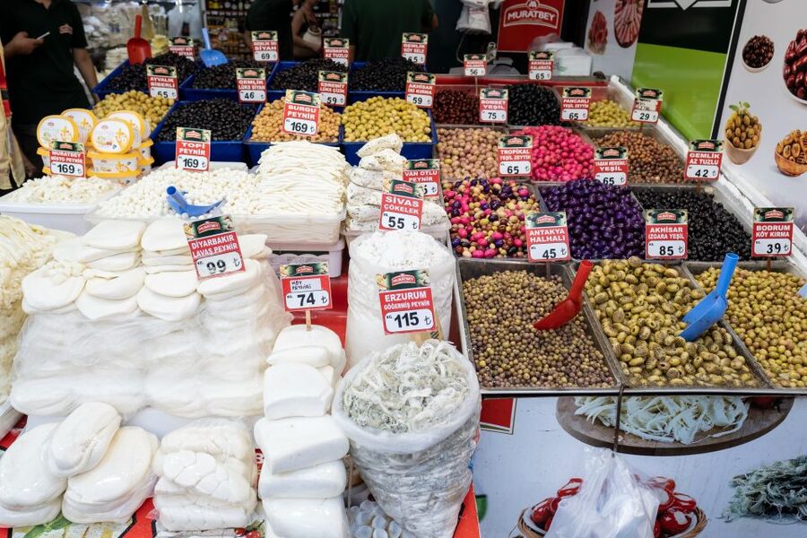 Istanbul: European and Asian Side Guided Foodie Walking Tour - The guides make or break the experience