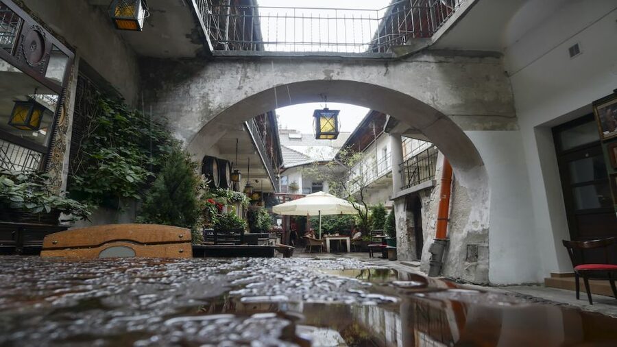 Krakow: Kazimierz Jewish Quarter Walking Tour - What the $27 price gets you