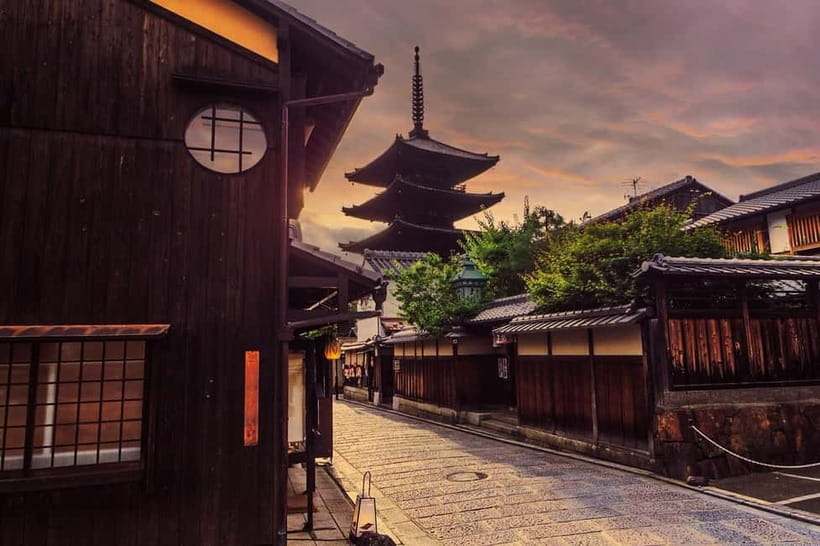 Kyoto Geisha Walking Tour: Gion District & Hidden Gems - The old streets, machiya, and tea houses