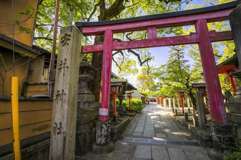 Kyoto Geisha Walking Tour: Gion District & Hidden Gems - Hokan-ji Pagoda and the classic Gion view