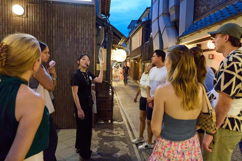 Kyoto: Gion Geisha District Walking Tour - Stories of Geisha - Starting near Shijo and getting oriented