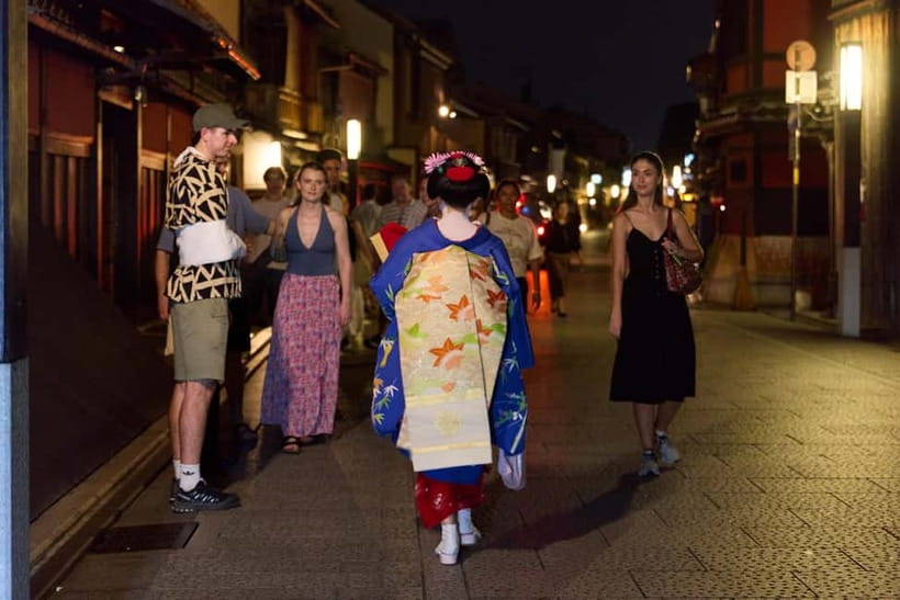Kyoto: Gion Geisha District Walking Tour - Stories of Geisha - The Izumo-no-Okuni statue and the story of kabuki