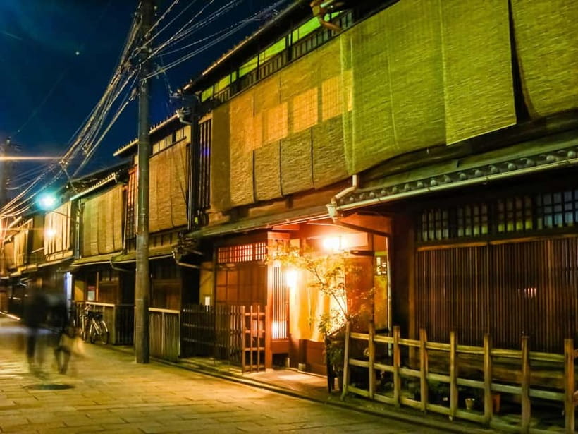 Kyoto: Gion Geisha District Walking Tour - Stories of Geisha - Entering Gion through traditional streets