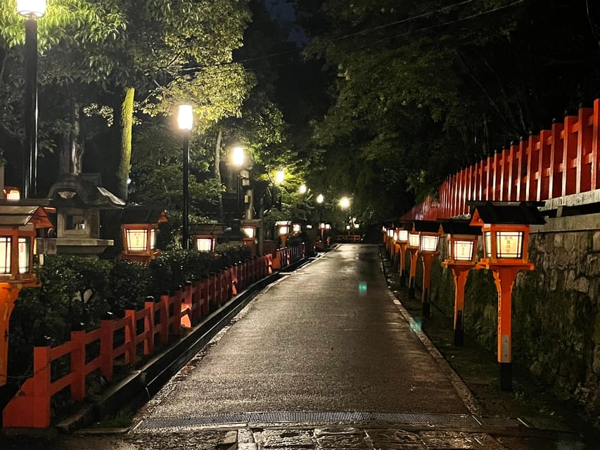 Kyoto: Gion Geisha District Walking Tour - Stories of Geisha - Yasaka Shrine after dark