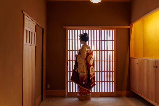 Kyoto: Meet the Geisha Maiko with Gion Walking Tour - Tatsumi-jinja, Hanamikoji, and Gion Corner
