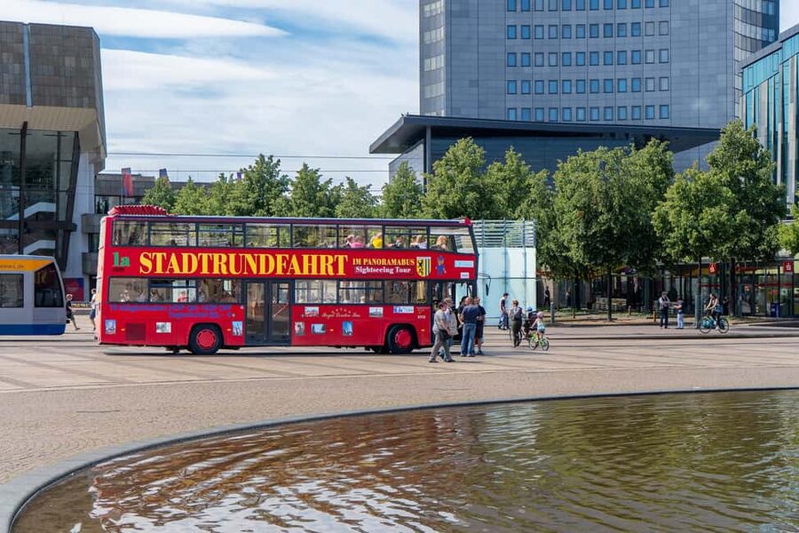 Leipzig: Bus Tour with Walking Tour - Waldstraßen Quarter and the city’s green edges