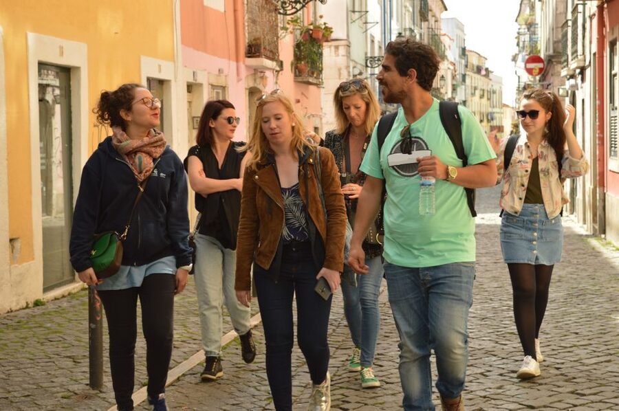 Lisbon: Starter Walking Tour to the highlights in German - Chiado, tiled façades, and Art Nouveau details