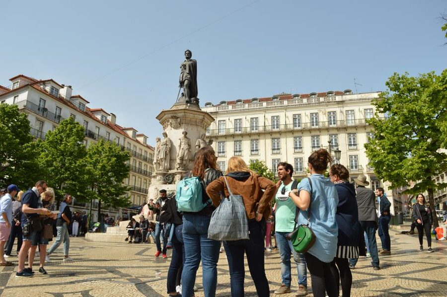Lisbon: Starter Walking Tour to the highlights in German - Meeting at Rossio Square and entering Baixa
