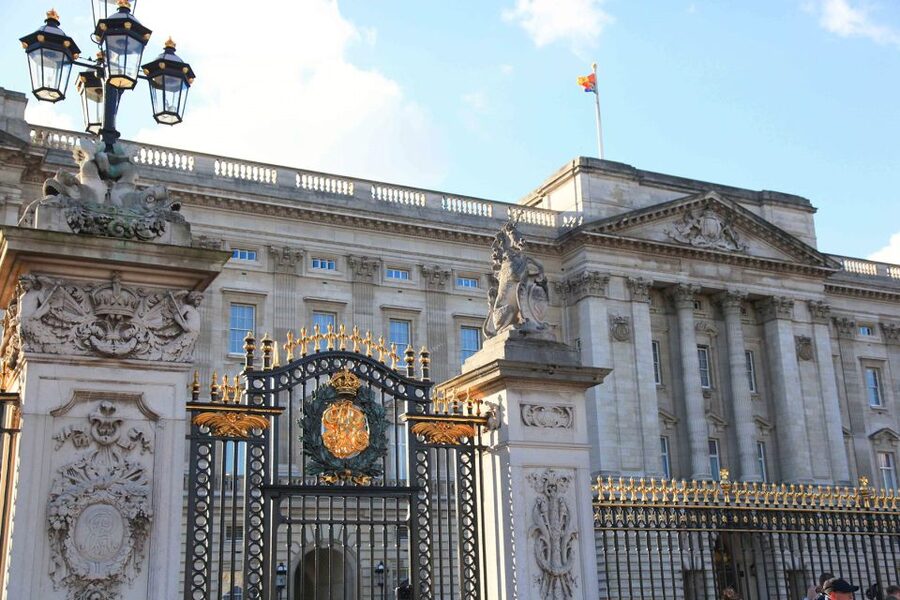 London: Buckingham Palace Entry Ticket & Royal Walking Tour - Walking the Mall toward the palace