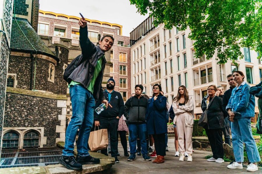 London: Ghastly Ghosts 2-Hour Walking Tour - The guide makes or breaks the evening