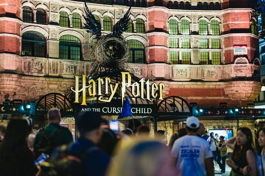 London: Harry Potter Walking Tour in German - Gringotts, the smallest police station, and Trafalgar Square