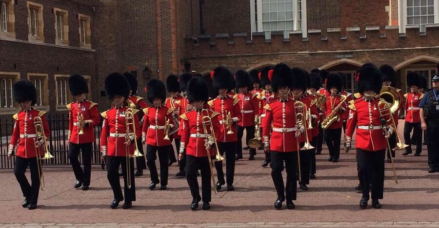 London: Royalty Walking Tour with Changing of The Guard - What the guides add to the experience