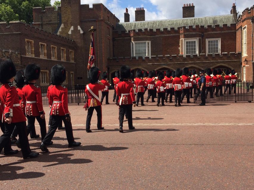London: Royalty Walking Tour with Changing of The Guard - The morning starts in Green Park