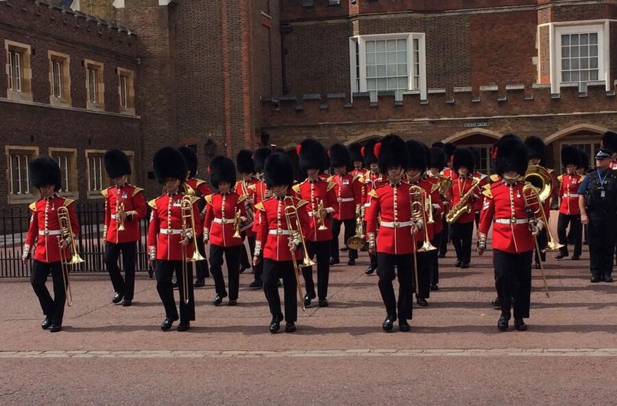 London: Royalty Walking Tour with Changing of The Guard - Trafalgar Square and the transition to central London