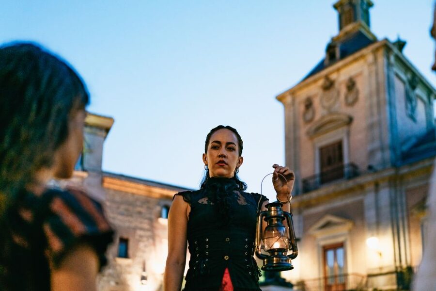 Madrid: Spanish Inquisition and Legends Evening Walking Tour - Meeting the guide at Plaza de la Provincia