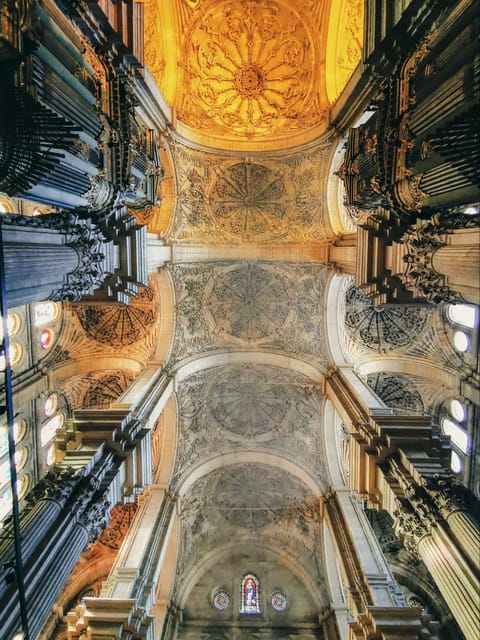 Málaga: 3-Hour Complete Walking Tour with Tickets - What the guiding style is like