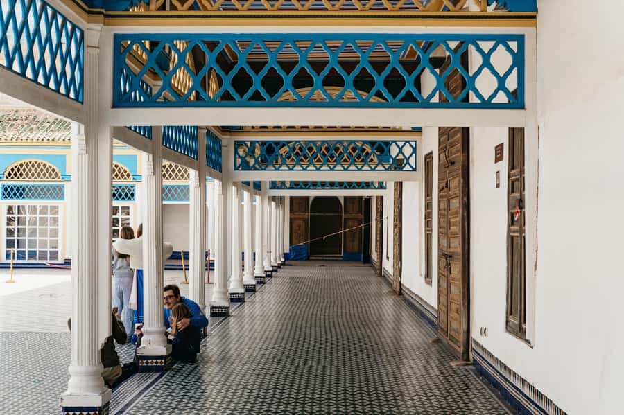 Marrakech: Saadian Tombs & Bahia Palace, Medina Guided Tour - The Saadian Tombs and the queue problem