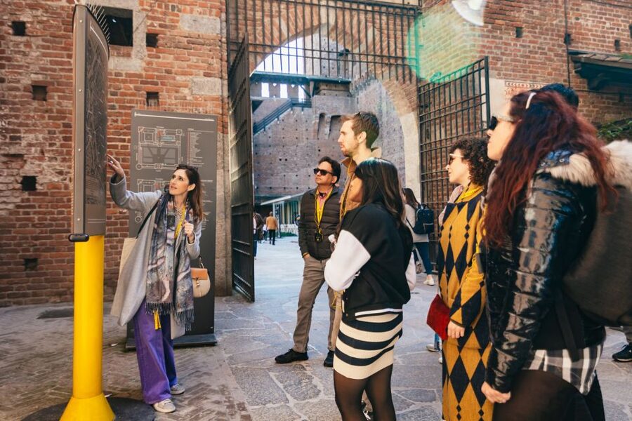 Milan: Da Vinci's Last Supper and Guided Walking Tour - Walking through the Galleria Vittorio Emanuele II
