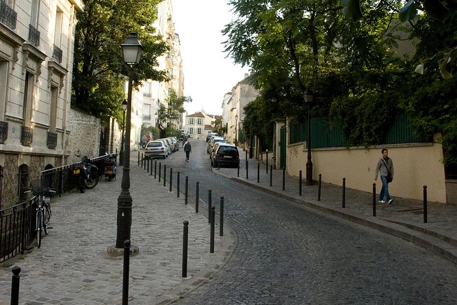 Montmartre District Walking Tour in Paris - The guides make or break the walk