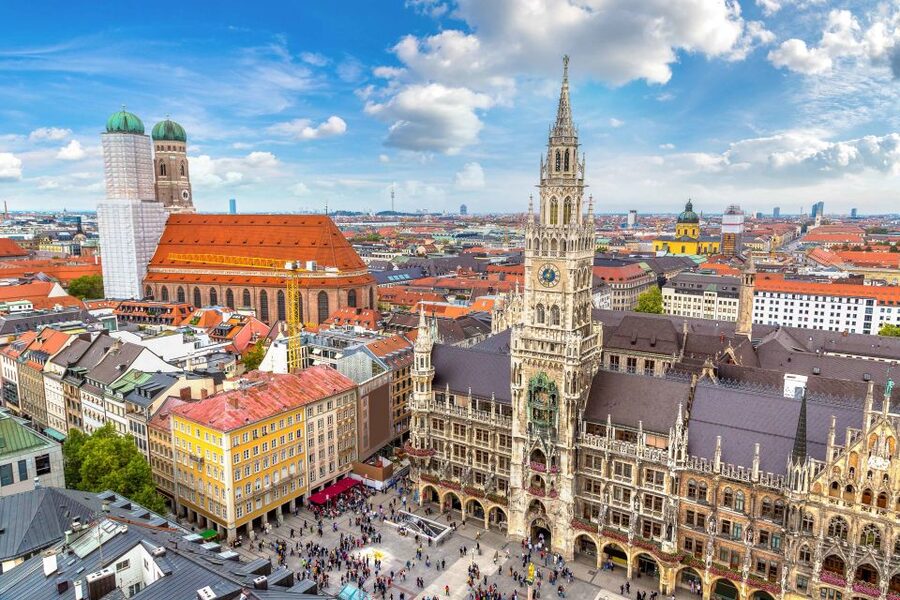 Munich: Old Town & Viktualienmarkt City Walk in German - Starting beneath the Gothic Town Hall at Marienplatz