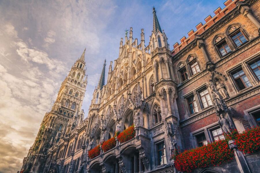 Munich: Old Town & Viktualienmarkt City Walk in German - Odeonsplatz and the route’s wider city view
