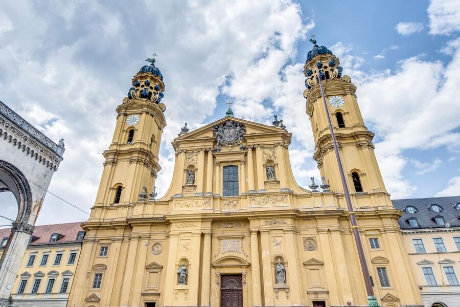 Munich: Old Town & Viktualienmarkt City Walk in German - What the guide adds to the experience