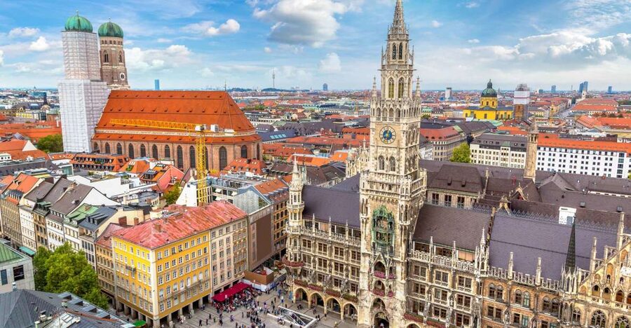 Munich: Old Town & Viktualienmarkt City Walk in German - Frauenkirche and Munich’s church-filled center