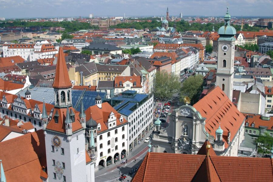 Munich: Walking Tour Old Town and Viktualienmarkt - Maximilianstraße, from medieval lanes to luxury shops