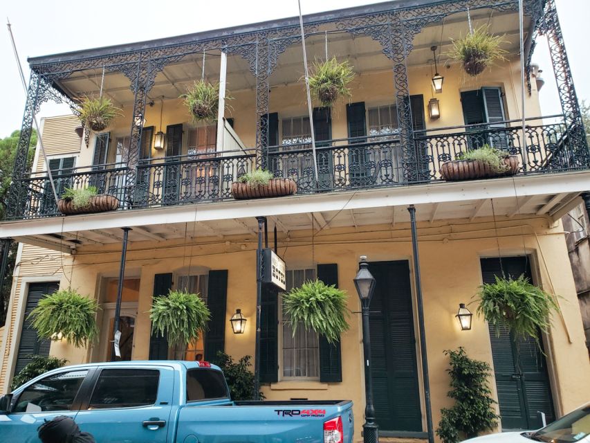New Orleans: 2-Hour Ghosts & Vampires Walking Tour - Why the guides make or break the evening