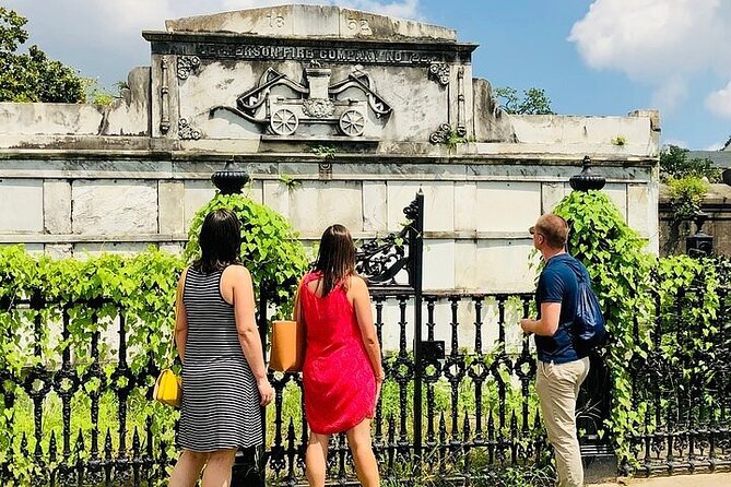 New Orleans City and Cemetery Tour with Garden District Stroll - Starting among French Quarter balconies and courtyards