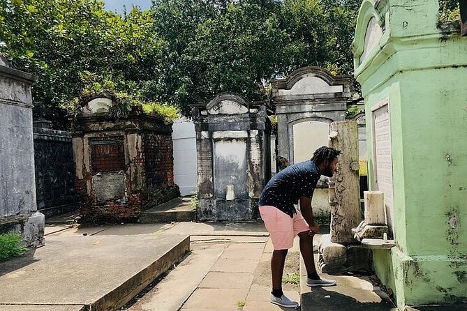 New Orleans City and Cemetery Tour with Garden District Stroll - What the coach and guides add