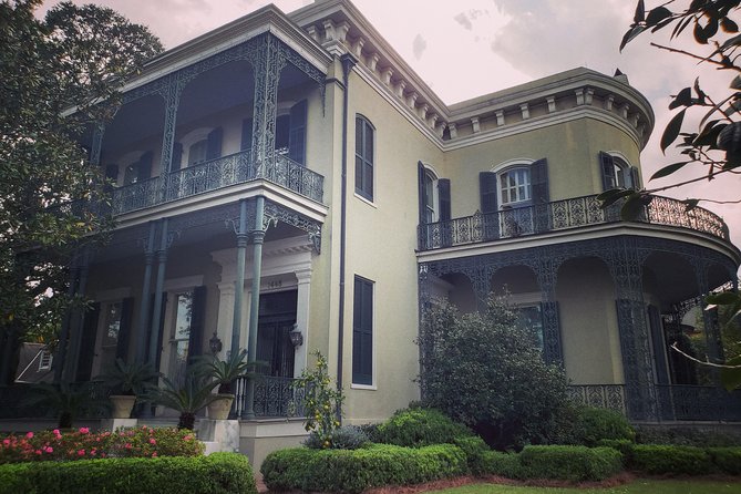 New Orleans Garden District History Walking Tour - Architecture, People, and Celebrity Stories