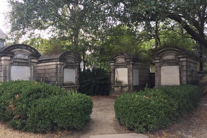 New Orleans Small-Group Garden District Walking Tour - Walking through the Garden District mansions