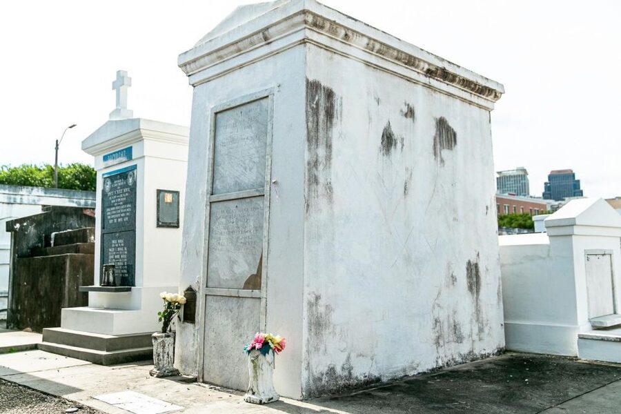 New Orleans: Walking Tour Inside St. Louis Cemetery No. 1 - Heat, shade, and the practical side of the walk